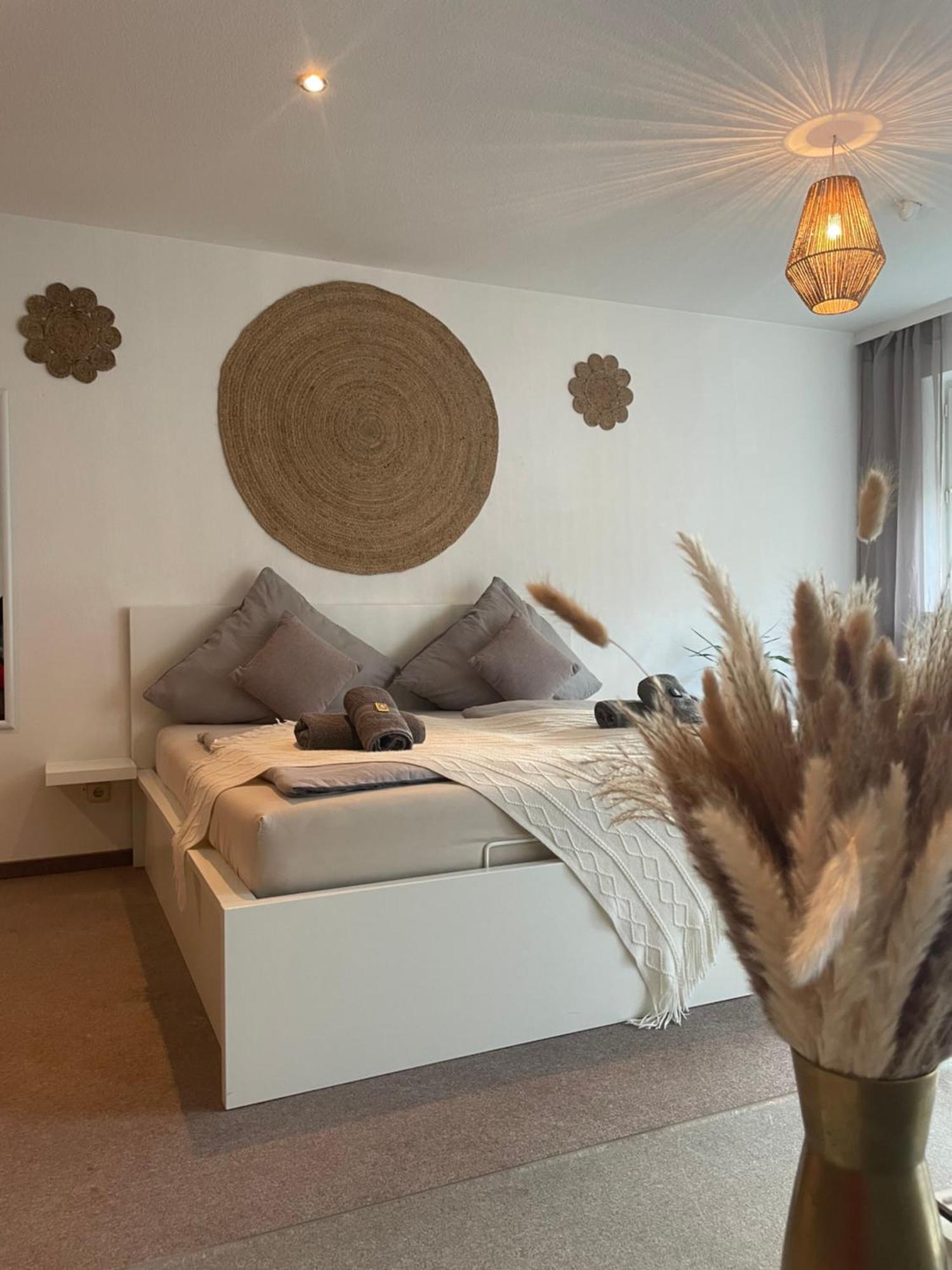 Kingsize Bett Boho Apartment Mit Tiefgarage Naehe Salzburg フライラッシンク エクステリア 写真