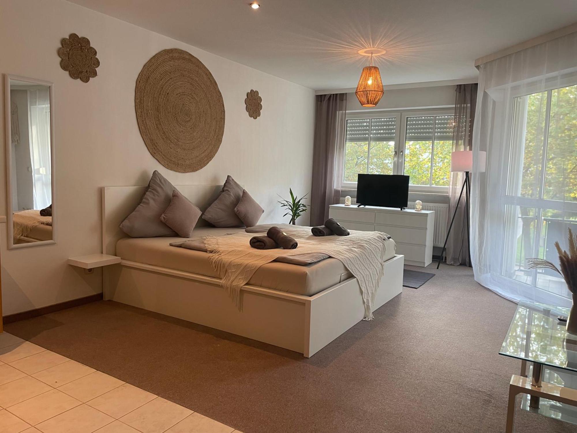 Kingsize Bett Boho Apartment Mit Tiefgarage Naehe Salzburg フライラッシンク エクステリア 写真