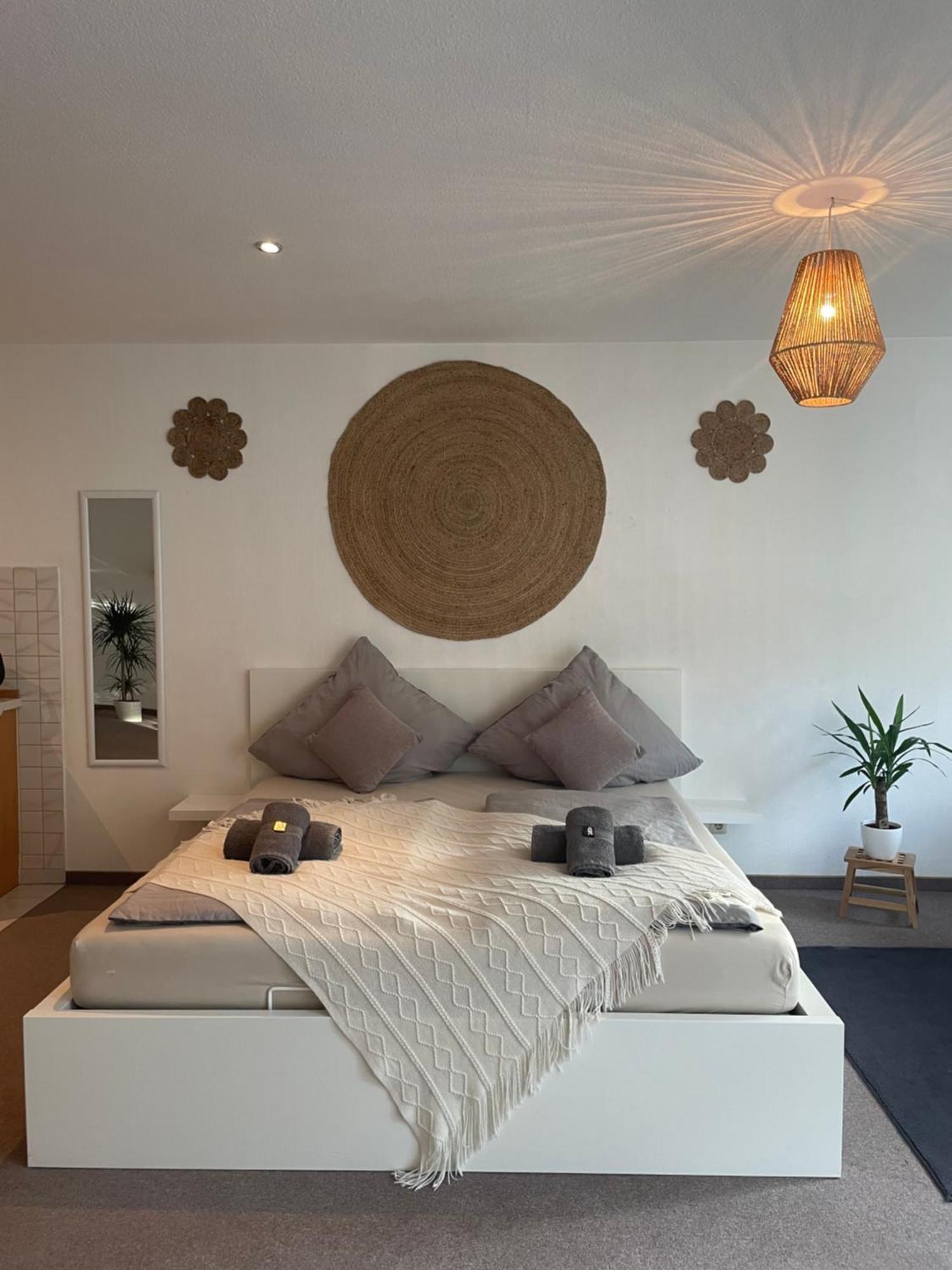 Kingsize Bett Boho Apartment Mit Tiefgarage Naehe Salzburg フライラッシンク エクステリア 写真