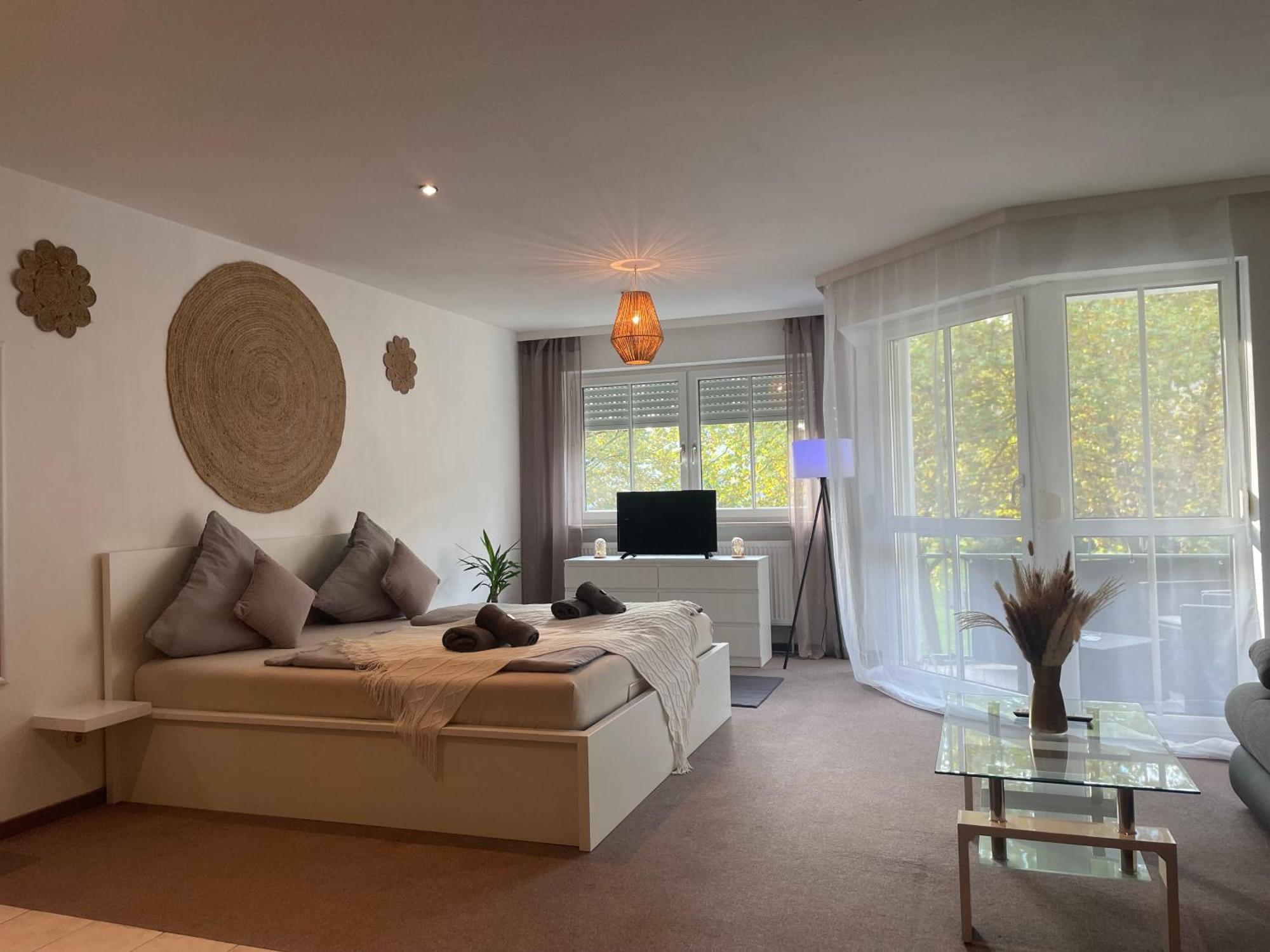 Kingsize Bett Boho Apartment Mit Tiefgarage Naehe Salzburg フライラッシンク エクステリア 写真